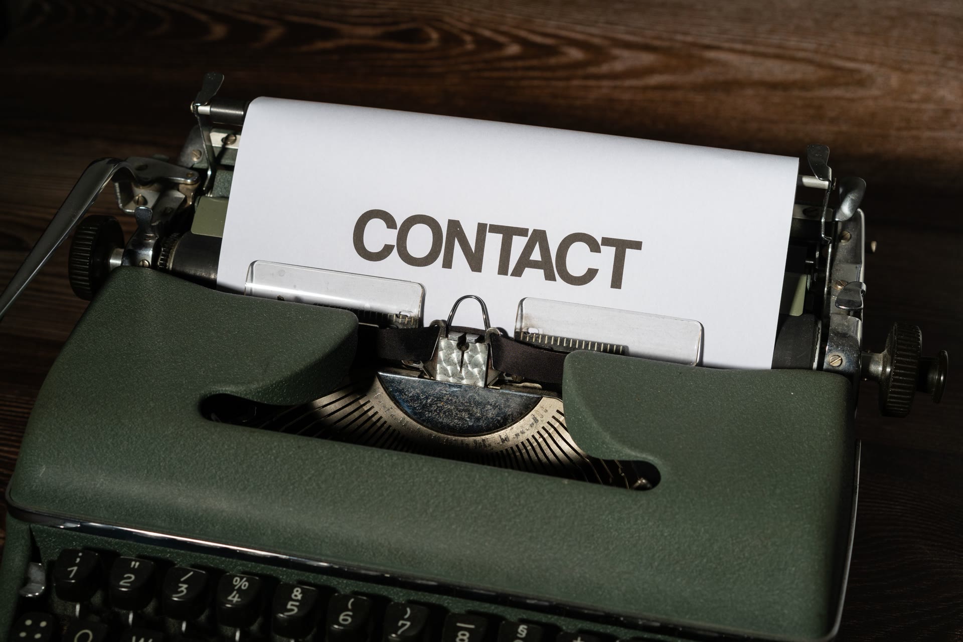 Máquina de escribir con la palabra Contacto
