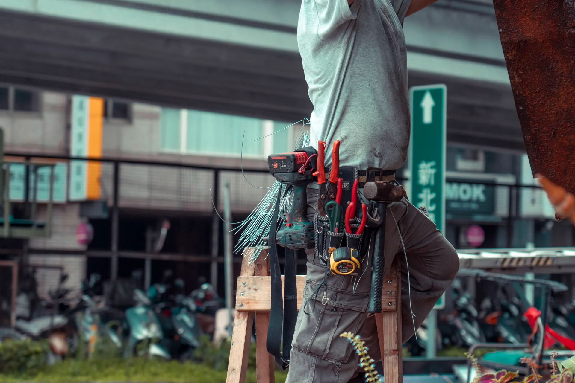 Electricista trabajando en una instalación